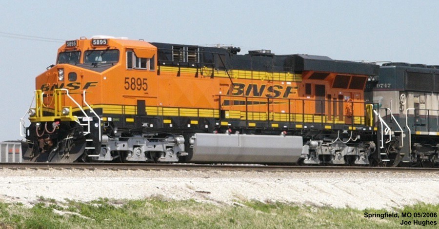 BNSF 5895